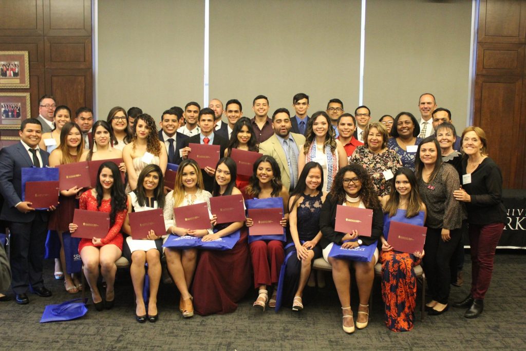 Un total de 33 jóvenes se graduaron el pasado 20 de mayo de 2019 de la Universidad de Arkansas, Estados Unidos