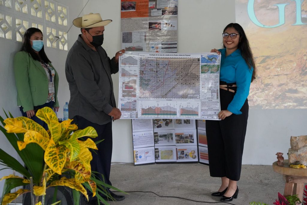 La estudiante tesista de la UTP, Hillary Sandoval, entregó al representante del corregimiento de Pajonal, el mapa geológico de la zona de estudio. SENACYT